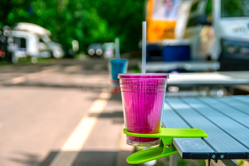 Plastikschale Im Vorhängertabelle Becherhalter Konzept Des