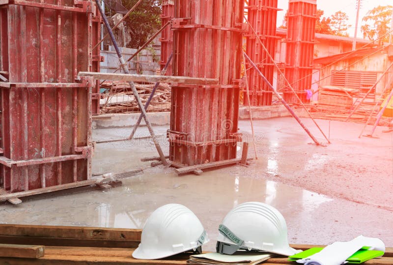 Plastikschutzhelm und Plan auf Holz- und Arbeitskraftbau team Funktionsgebäudewerbung an Standortarbeitsplatz mit sunris stockfotografie Plastikschutzhelm und Plan auf Holz- und Arbeitskraftbau team Funktionsgebäudewerbung an Standortarbeitsplatz mit sunris stockfotografie