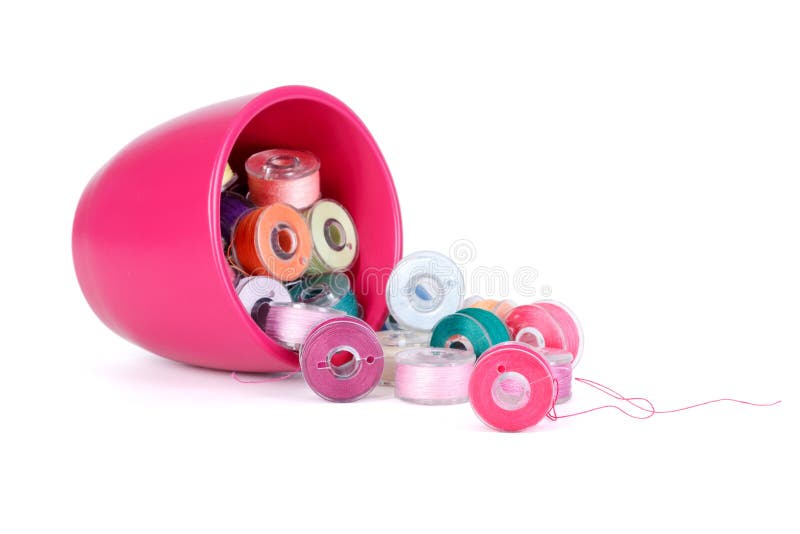 Plastikspulen mit Thread von verschiedenen Farben lizenzfreie stockbilder Plastikspulen mit Thread von verschiedenen Farben lizenzfreie stockbilder
