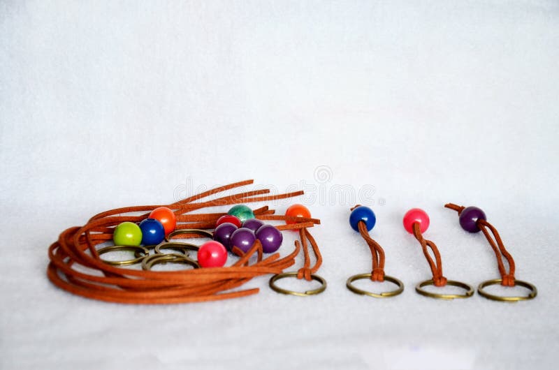 Plastique et cuir pour DIY fait fait main et artisanat accessoires colorés de perle de bijoux dans le style thaïlandais d'atelier images stock Plastique et cuir pour DIY fait fait main et artisanat accessoires colorés de perle de bijoux dans le style thaïlandais d'atelier images stock