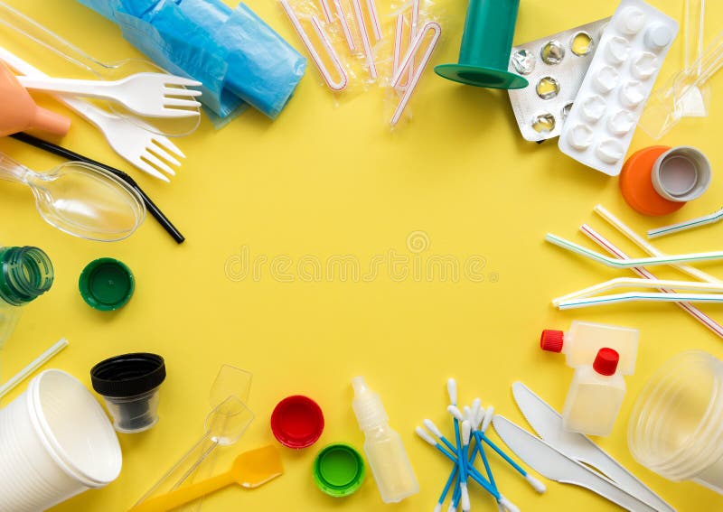Plastique à utiliser une seule fois blanc et d'autres articles en plastique sur un fond jaune