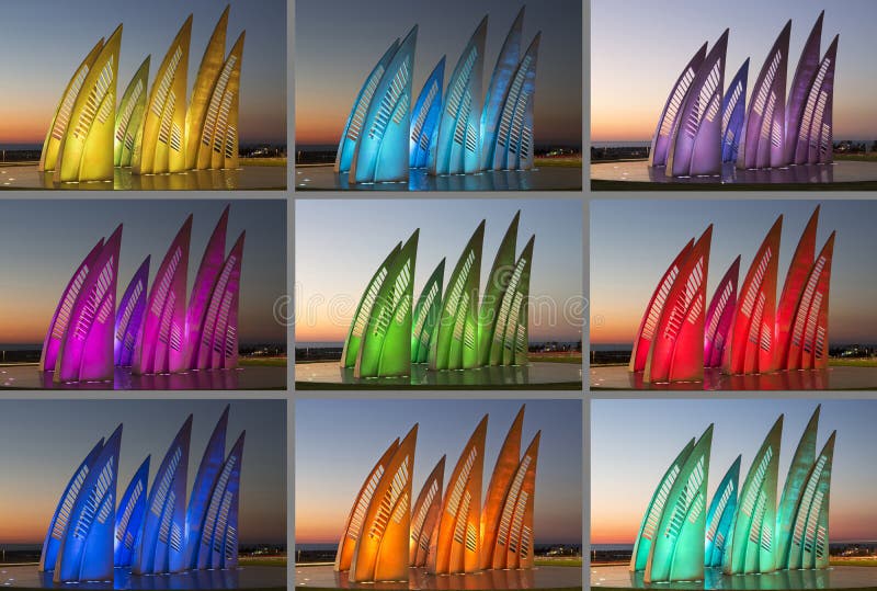 Plastisch groepszeil met veranderende kleuren bij zonsondergang in Ashdod, Israël