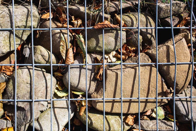 Plasă sudată din oțel umplută cu pietre în gabion închis. royalty free stock images
