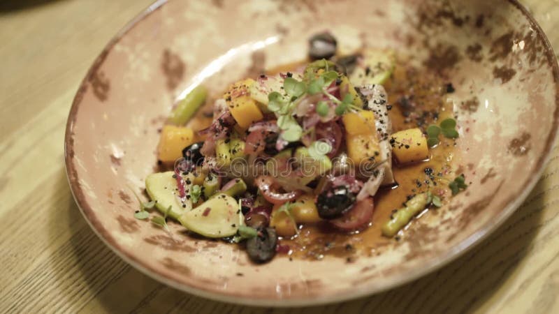 Plat appétissant avec des légumes de plat action Plan rapproché du morceau de viande sous la poignée de légumes frais avec de l'h