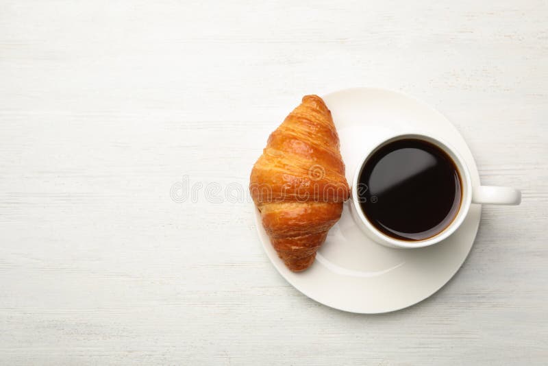 Plat avec la tasse du café et du croissant sur le fond en bois blanc, configuration plate images stock Plat avec la tasse du café et du croissant sur le fond en bois blanc, configuration plate images stock