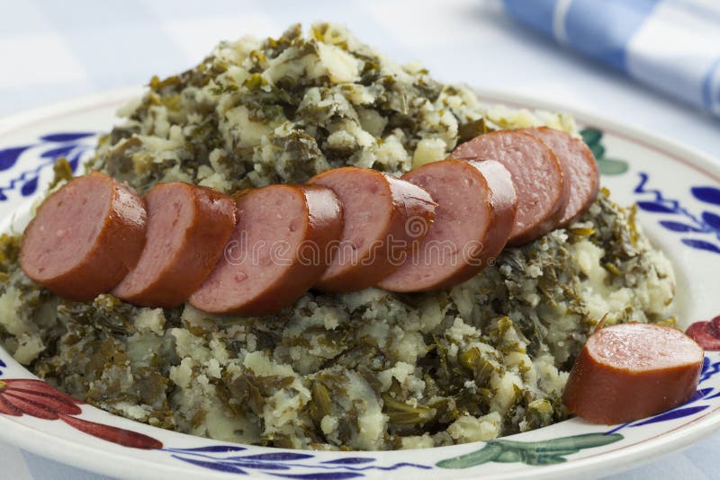 Plat avec le chou vert et la saucisse cuits photos libres de droits Plat avec le chou vert et la saucisse cuits photos libres de droits