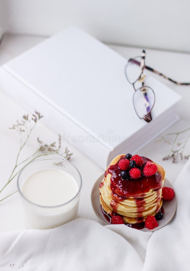 Plat avec les cr?pes d?licieuses avec les framboises et la sauce ? baie sur le fond blanc Cache de livre blanc photographie stock Plat avec les cr?pes d?licieuses avec les framboises et la sauce ? baie sur le fond blanc Cache de livre blanc photographie stock