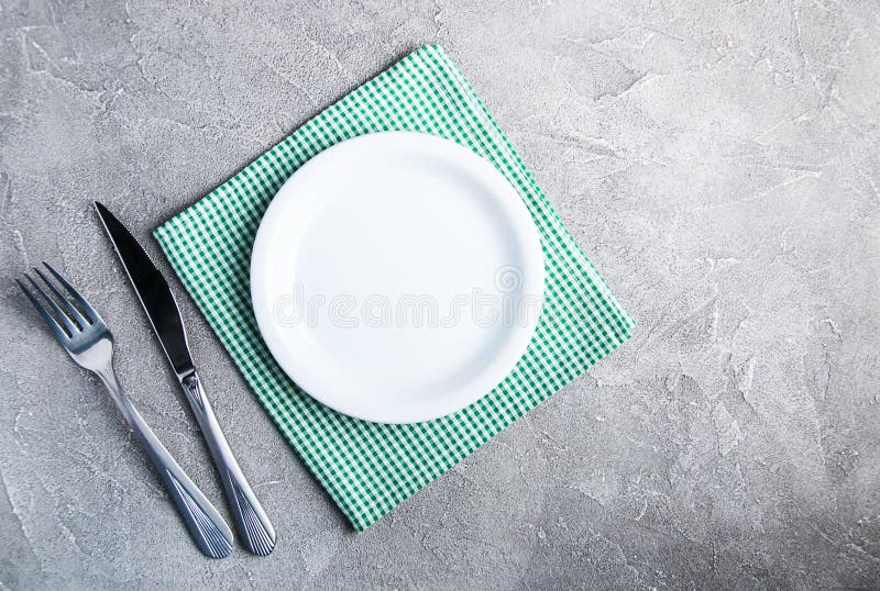 Plat blanc vide avec le nupkin photo libre de droits Plat blanc vide avec le nupkin photo libre de droits