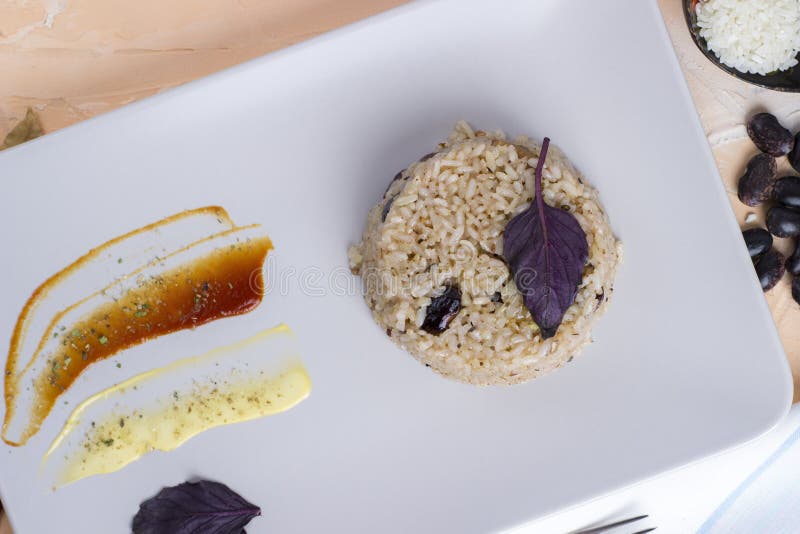 Plat de Congri de cuisine nationale cubaine Vue sup?rieure images libres de droits Plat de Congri de cuisine nationale cubaine Vue sup?rieure images libres de droits