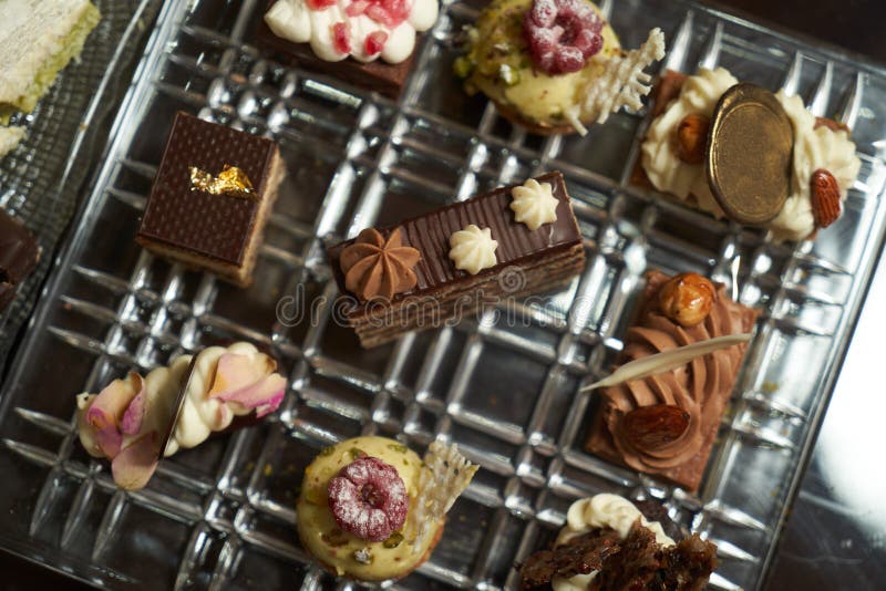 Plat de dessert avec un assortiment de sucreries, part de gâteau, biscuits, biscuits photo libre de droits Plat de dessert avec un assortiment de sucreries, part de gâteau, biscuits, biscuits photo libre de droits