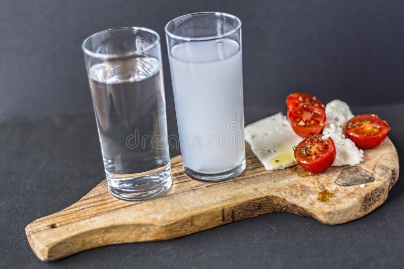 Plat De Fromage Avec La Boisson Turque Et Grecque  Raki  