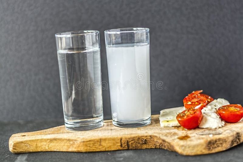 Plat De Fromage Avec La Boisson Turque Et Grecque  Raki  