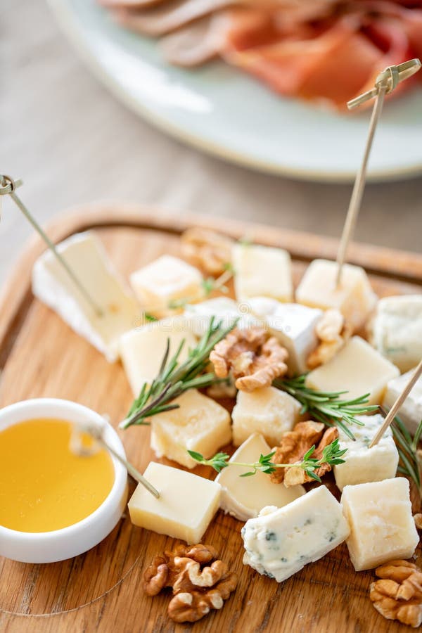 Plat de fromage Pr?paration d?licieuse de fromage avec des noix, miel sur la table en bois Plat d'?chantillon d'un plat en bois N photo libre de droits Plat de fromage Pr?paration d?licieuse de fromage avec des noix, miel sur la table en bois Plat d'?chantillon d'un plat en bois N photo libre de droits