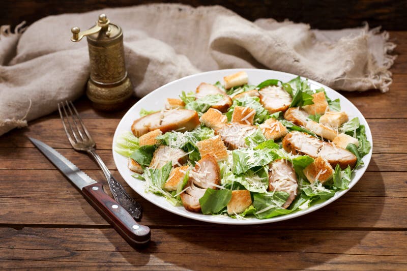 Plat de poulet Caesar Salad photo stock