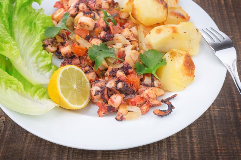Plat de poulpe grillé, produits de la mer. photo stock Plat de poulpe grillé, produits de la mer. photo stock
