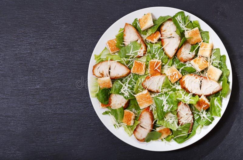 Plat de salade de César de poulet, vue supérieure images libres de droits