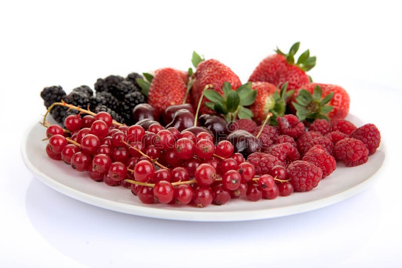 Plat des fruits et des baies rouges d'été photographie stock Plat des fruits et des baies rouges d'été photographie stock