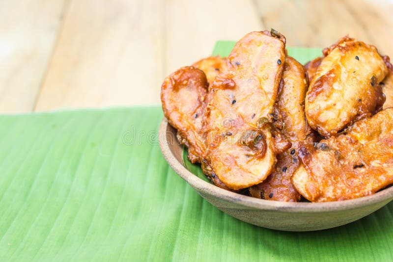 Download Plat En Bois - Banane Coupée En Tranches Frite Photo stock - Image du sliced, thaï: 45368136