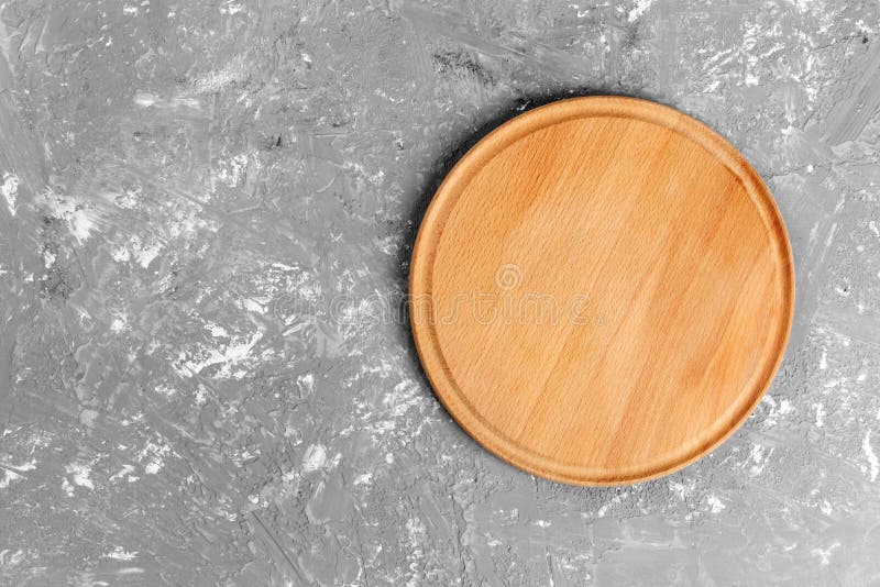 Plat en bois sur le fond texturisé gris Vue supérieure photographie stock libre de droits Plat en bois sur le fond texturisé gris Vue supérieure photographie stock libre de droits