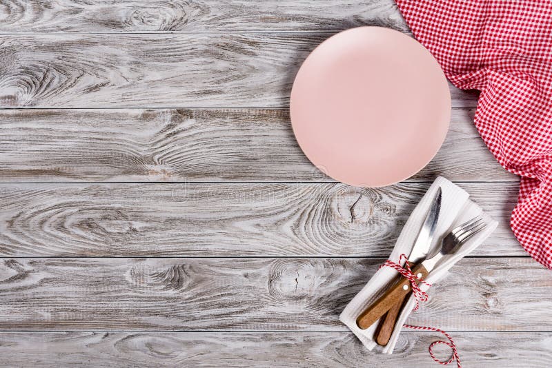 Plat et fourchette et couteau vides roses sur le fond en bois de texture Concept romantique de dîner images stock Plat et fourchette et couteau vides roses sur le fond en bois de texture Concept romantique de dîner images stock