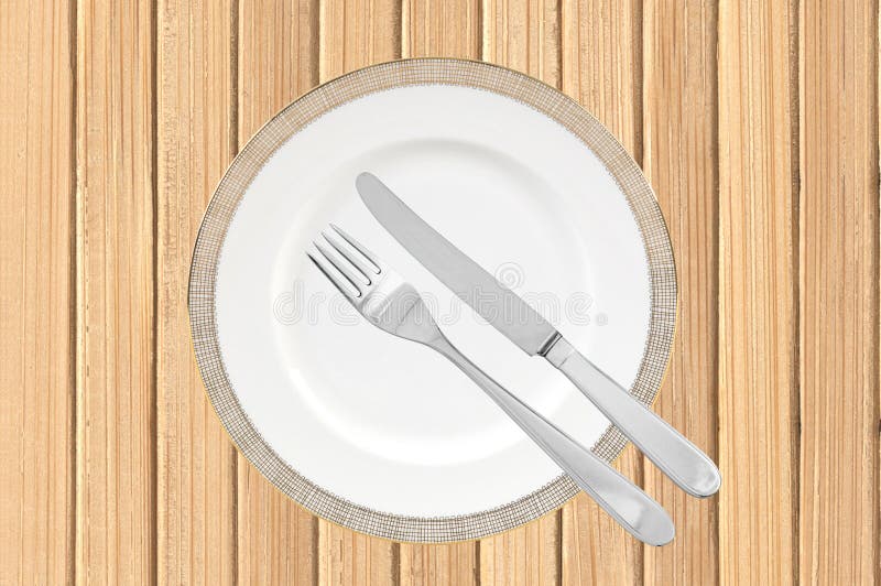 Plat, fourchette et couteau vides sur la table en bois photos libres de droits Plat, fourchette et couteau vides sur la table en bois photos libres de droits