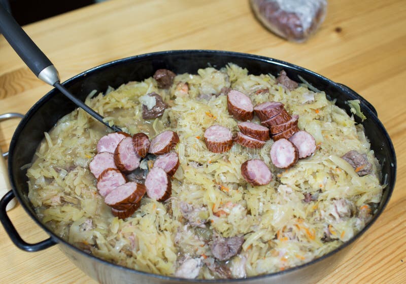 Plat Polonais Traditionnel De Bigos. Image stock Image du saucisse