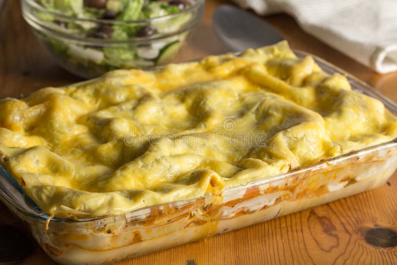 Plat posé de cocotte en terre de pâtes - fin cuite au four de lasagne photos stock Plat posé de cocotte en terre de pâtes - fin cuite au four de lasagne photos stock