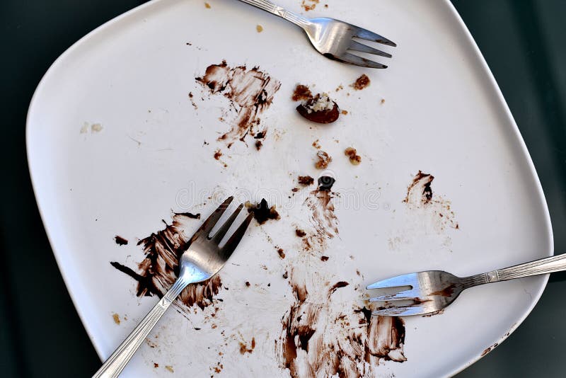 Plat rectangulaire mat blanc vide et souill? avec les restes d'un g?teau et des miettes de chocolat photo stock Plat rectangulaire mat blanc vide et souill? avec les restes d'un g?teau et des miettes de chocolat photo stock