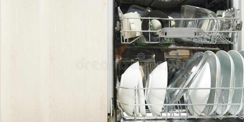 Lave-vaisselle Ouvert Dans La Cuisine Avec Assiettes Sales Ou Vaisselle  Propre Après Lavage à L'intérieur