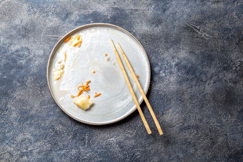 Baguette Coréenne Sélective Choisie Odeng Dans Un Bol De Tteokbokki,  Nourriture De Rue Populaire En Corée Du Sud