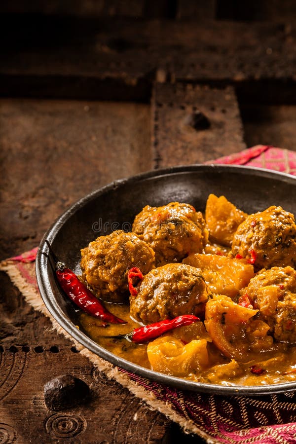 Plat traditionnel de Tajine des boulettes de viande jaunes de cari photo libre de droits Plat traditionnel de Tajine des boulettes de viande jaunes de cari photo libre de droits
