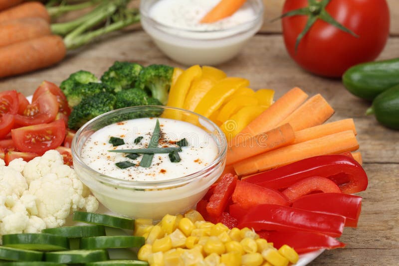 Plat végétal sain de nourriture avec l'immersion de yaourt
