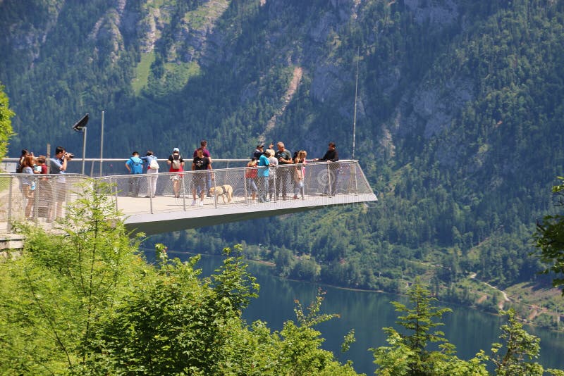 A plataforma da visão em Hallstatt com uma vista espetacular do lago Hallstatter considera, Áustria, Europa foto de stock royalty free A plataforma da visão em Hallstatt com uma vista espetacular do lago Hallstatter considera, Áustria, Europa foto de stock royalty free