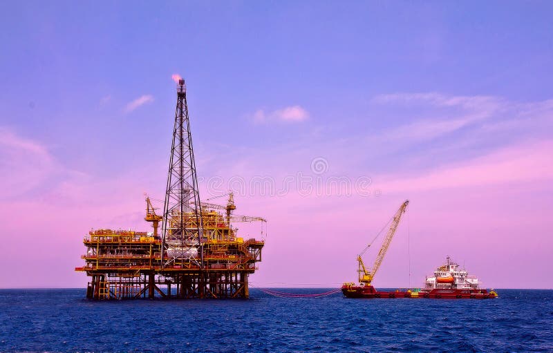 Plataforma de la plataforma petrolera con la gabarra del trabajo en el mar del sur de China