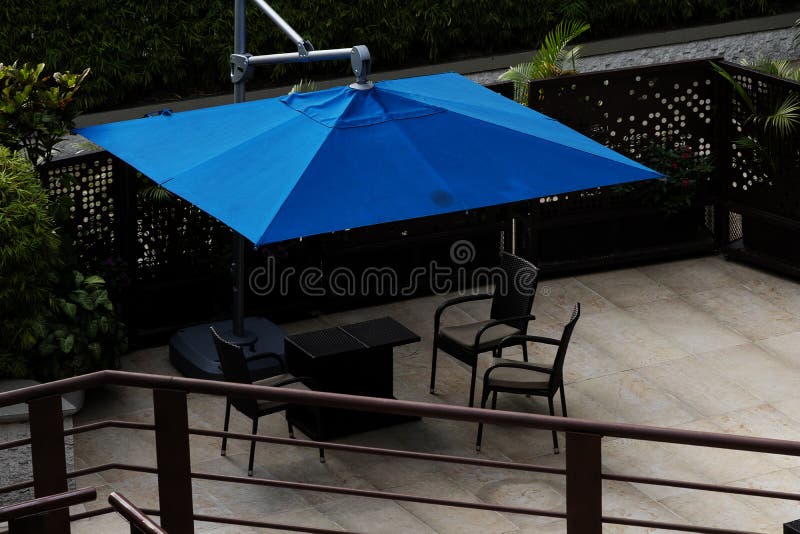 Plataforma na madeira com as mesas de bilhar exteriores com constru??o minimalista dos guarda-chuvas azuis imagens de stock Plataforma na madeira com as mesas de bilhar exteriores com constru??o minimalista dos guarda-chuvas azuis imagens de stock