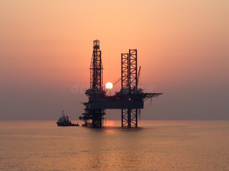 Plataforma petrolífera a pouca distância do mar foto de stock Plataforma petrolífera a pouca distância do mar foto de stock