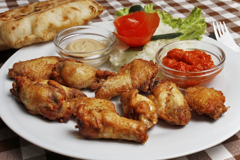 Plate with chicken wings with lepinja and sauces