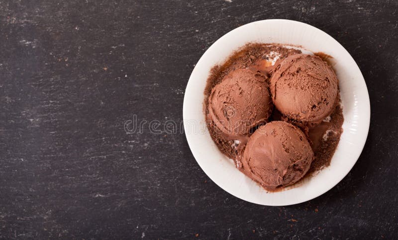 Free Photo  Chocolate ice cream scoop ball with chocolate chips