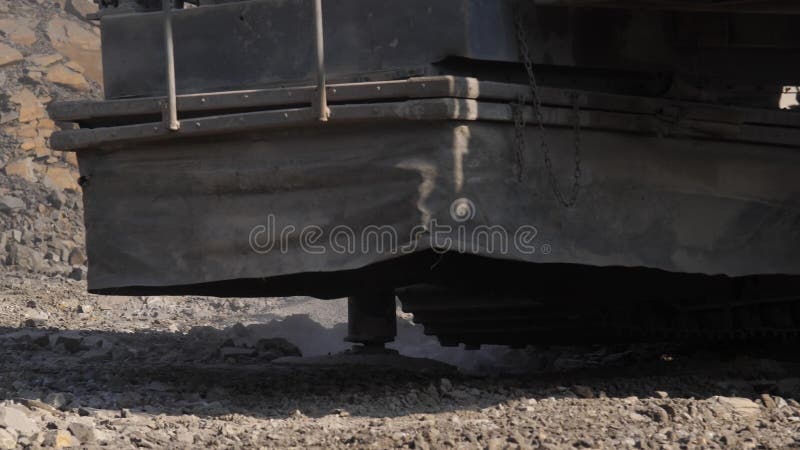 Plate-forme de forage dans l'exploitation à ciel ouvert de charbon Trous de perçage pour des explosifs dans la carrière Mouvement banque de vidéos