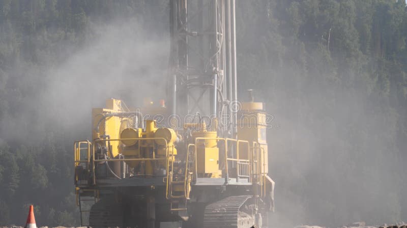 Plate-forme de forage dans l'exploitation à ciel ouvert de charbon Trous de perçage pour des explosifs dans la carrière Mouvement banque de vidéos