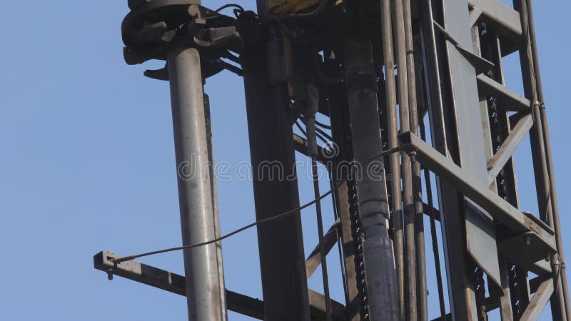 Plate-forme de forage dans l'exploitation à ciel ouvert de charbon Trous de perçage pour des explosifs dans la carrière Mouvement banque de vidéos