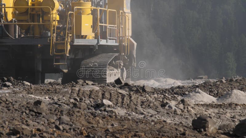 Plate-forme de forage dans l'exploitation à ciel ouvert de charbon Trous de perçage pour des explosifs dans la carrière Mouvement banque de vidéos