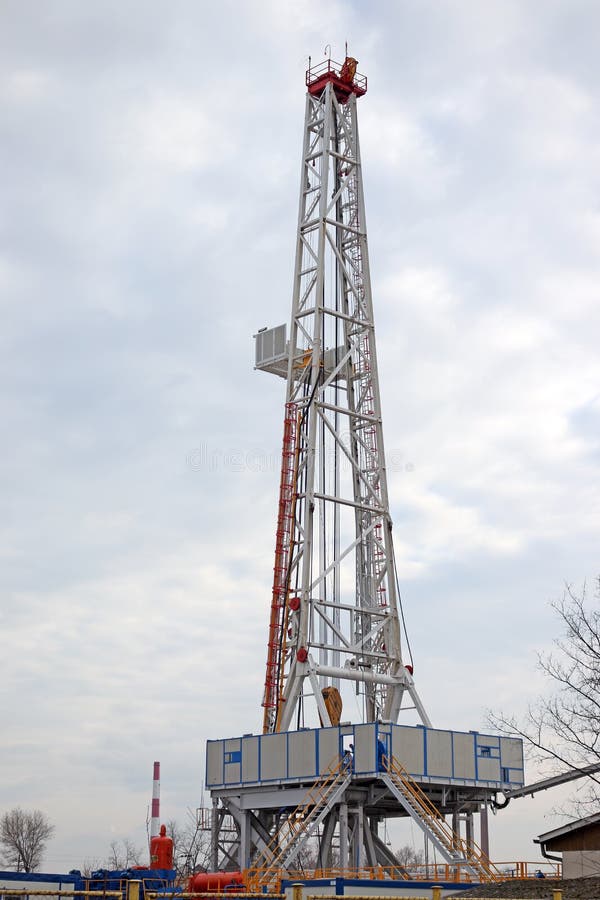 Plate-forme de forage de forage de pétrole de terre photo stock Plate-forme de forage de forage de pétrole de terre photo stock