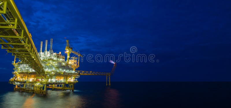 Plate-forme de traitement centrale de pétrole marin et de gaz dans le golfe de Thaïlande photo stock Plate-forme de traitement centrale de pétrole marin et de gaz dans le golfe de Thaïlande photo stock