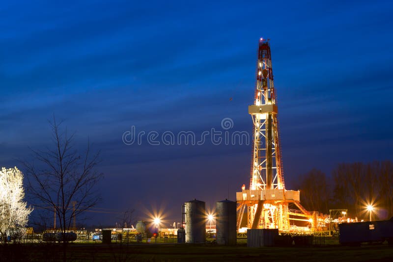 Oil well at night, lighting the outdoors. Oil well at night, lighting the outdoors.