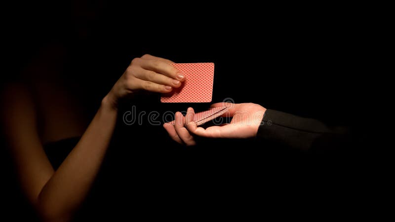 Plate-forme se tenante masculine, femme choisissant la carte, exposition d'illusionniste, fin de tour de magie images libres de droits Plate-forme se tenante masculine, femme choisissant la carte, exposition d'illusionniste, fin de tour de magie images libres de droits