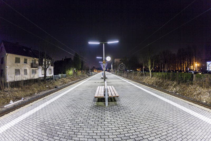 Plate-forme vide de station la nuit photographie stock Plate-forme vide de station la nuit photographie stock
