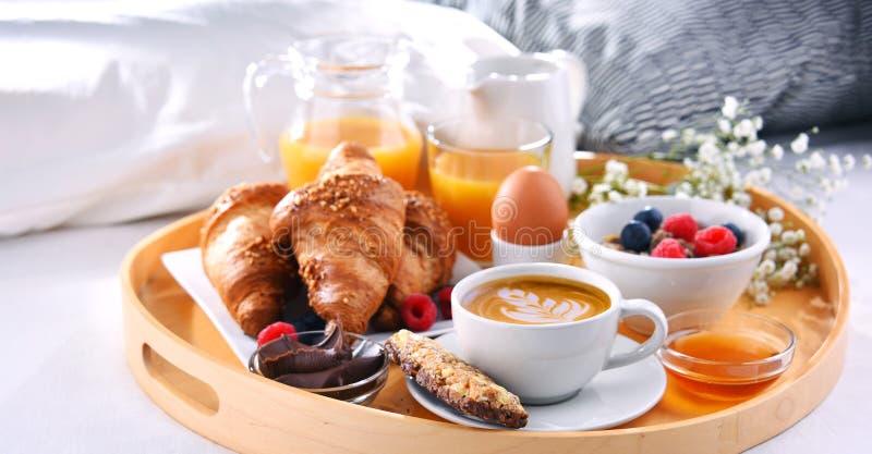 Plateau De Petit Déjeuner Au Lit Dans La Chambre D'hôtel. Banque D'Images  et Photos Libres De Droits. Image 75570755