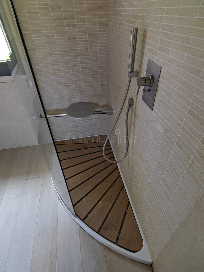 plateau de douche en bois d'une cabine de douche moderne images stock plateau de douche en bois d'une cabine de douche moderne images stock