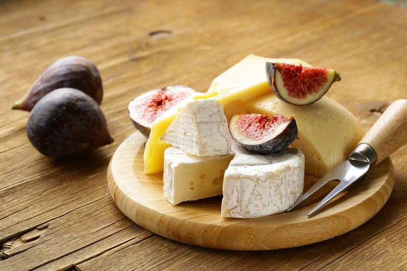 Plateau De Fromages Avec Des Figues Photo stock Image du pique, casse